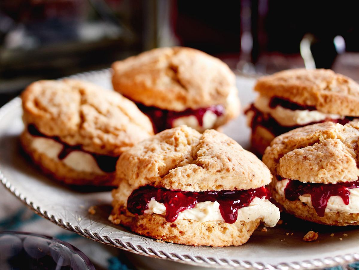 Scones mit Clotted Cream und Marmelade