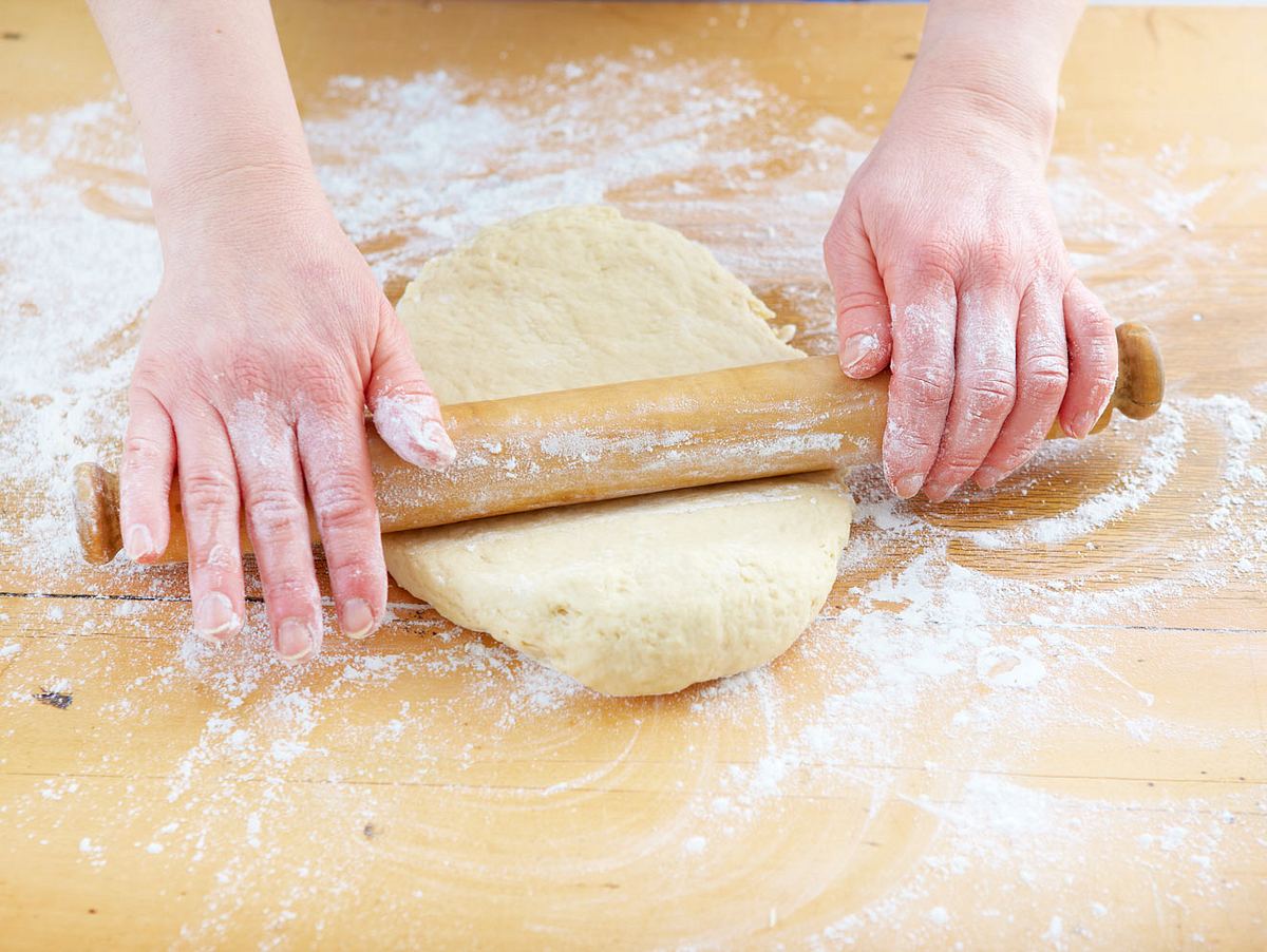 Den Teig für die Scones gut ausrollen