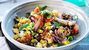 Seafood-Salat  „Mais meets Dinkel“ Rezept - Foto: Image Professionals