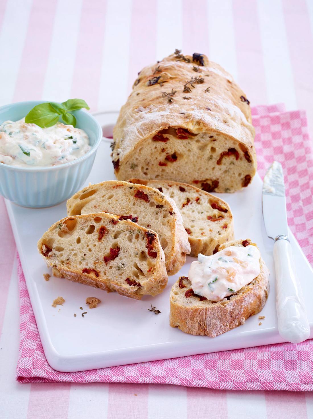 Sebstgemachtes Ciabatta mit Thymian und getrockneten Tomaten zu ...