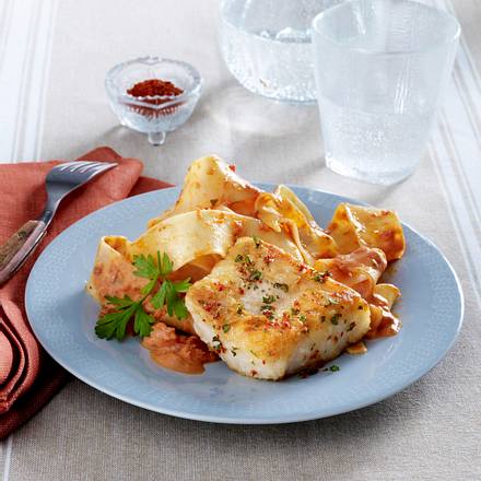 Seelachs auf cremigen Tomatennudeln Rezept Seelachs auf cremigen Tomatennudeln Rezept