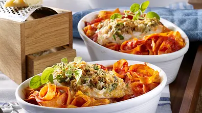 Seelachs mit Parmesan-Kruste auf Tomatennudeln Rezept - Foto: LECKER @ Bauer Media Group
