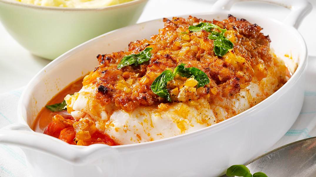 Seelachs mit Zwiebel-Pesto-Haube Rezept - Foto: LECKER @ Bauer Media Group