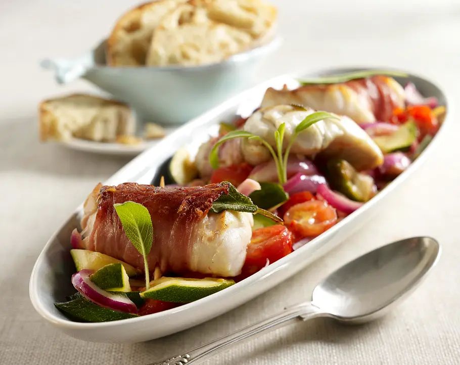 Seelachs-Saltimbocca mit mediterranem Gemüse Rezept Seelachs-Saltimbocca mit mediterranem Gemüse Rezept