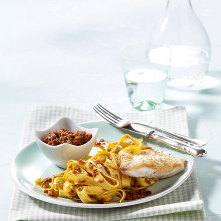 Seelachsfilet auf Pesto-Bandnudeln Rezept Seelachsfilet auf Pesto-Bandnudeln Rezept