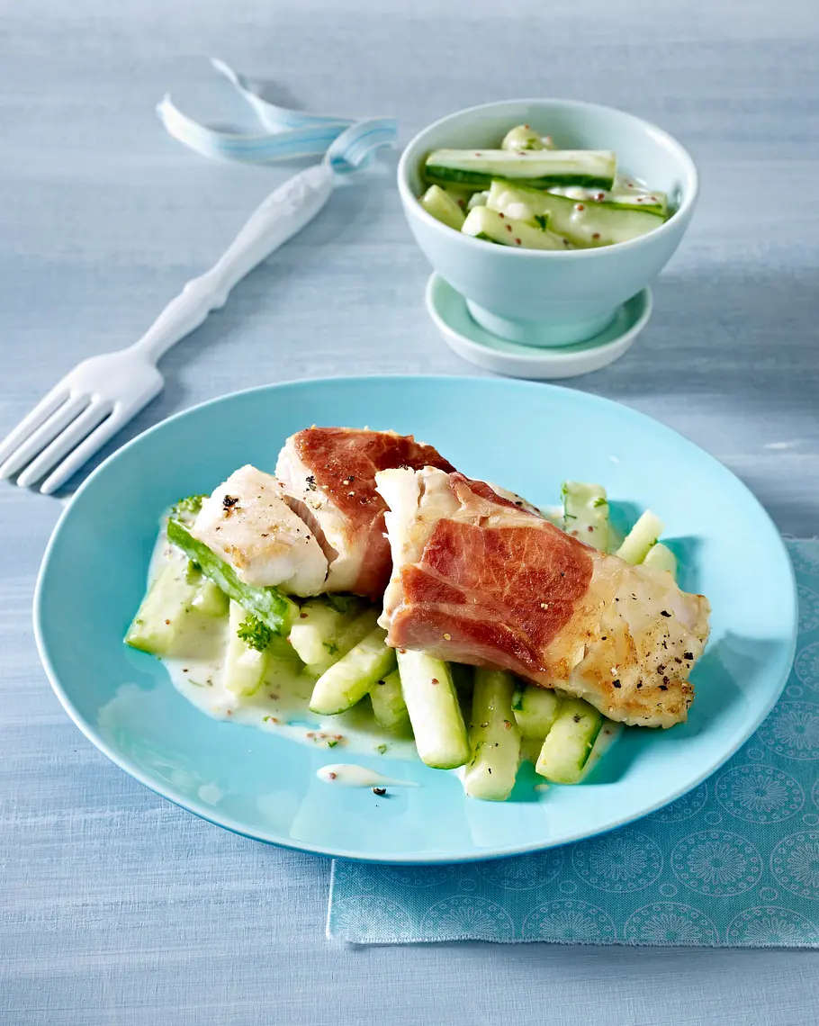 Seelachsfilet mit Parmaschinken auf Senfgurkengemüse Rezept Seelachsfilet mit Parmaschinken auf Senfgurkengemüse Rezept