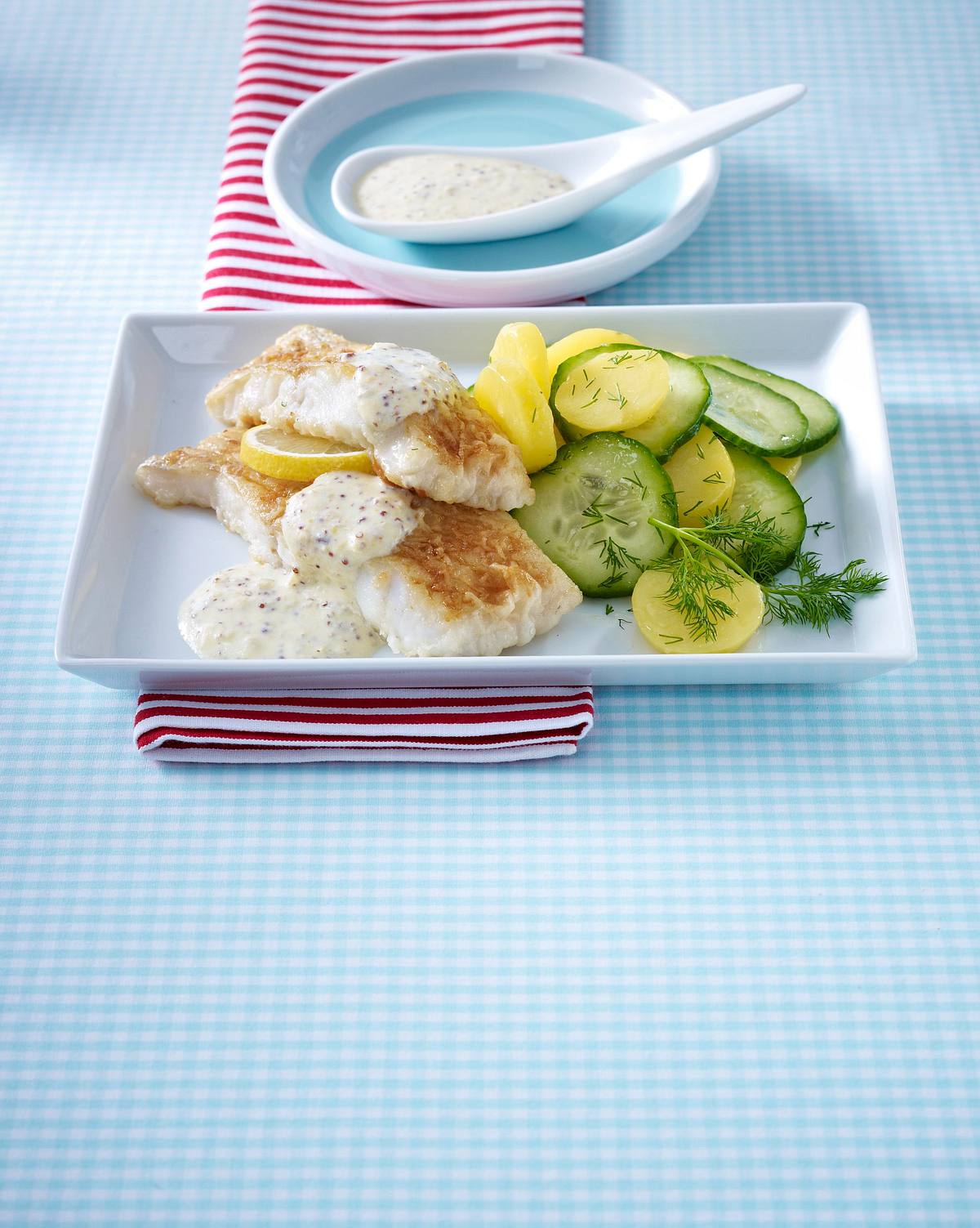 Seelachsfilet mit Senfsoße und Kartoffel-Gurken-Salat Rezept