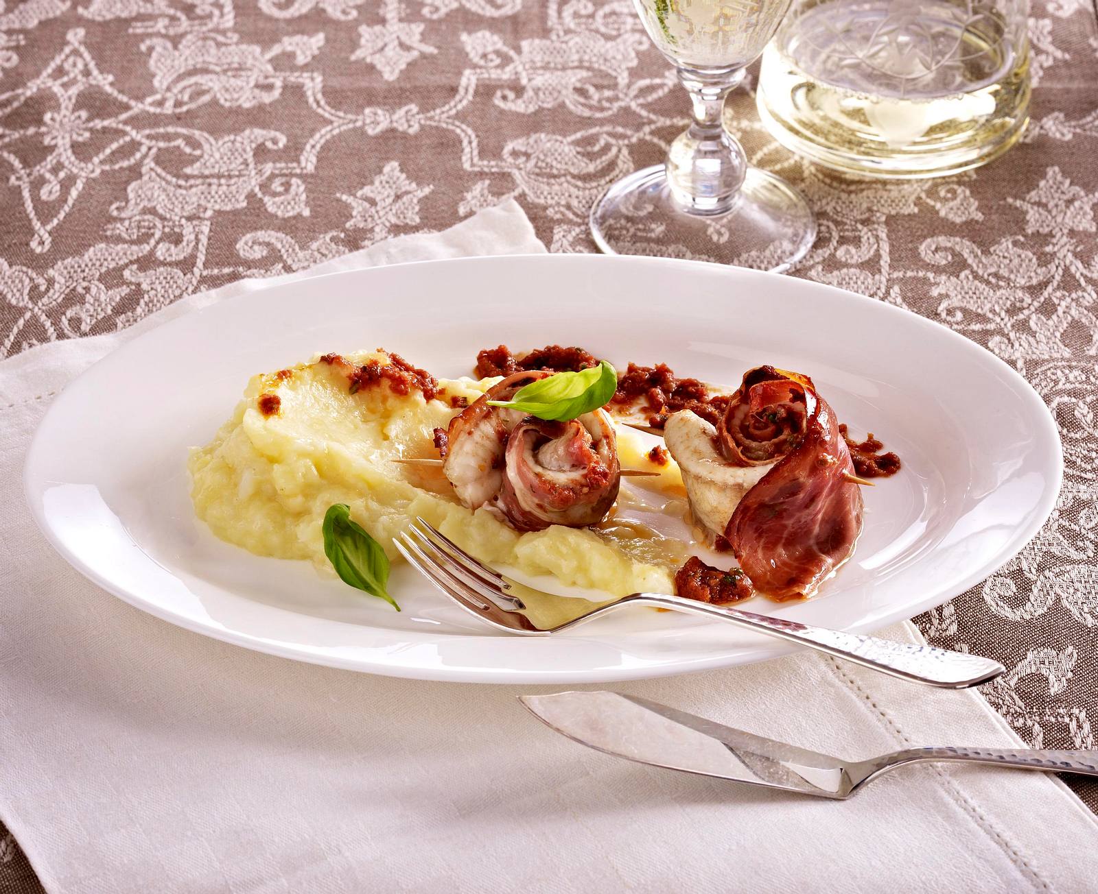 Seezunge im Serranomantel auf Topinambur-Püree Rezept | LECKER