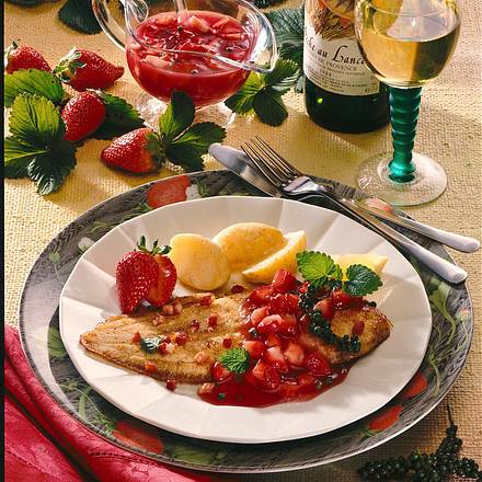 Seezunge mit Erdbeer-Pfeffer-Soße Rezept Seezunge mit Erdbeer-Pfeffer-Soße Rezept