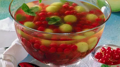 Sektgelee mit Beeren Rezept - Foto: LECKER @ Bauer Media Group