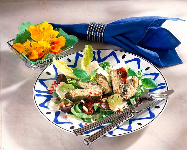 Selbst gefüllte Weinblätter auf Traubensalat Rezept Selbst gefüllte Weinblätter auf Traubensalat Rezept
