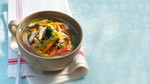 Selbst gekochte Hühnersuppe mit Ingwer Rezept - Foto: House of Food / Bauer Food Experts KG