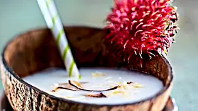 Selbst gemachte Kokosmilch Rezept - Foto: LECKER @ Bauer Media Group