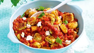 Selbst gemachte Kräutergnocchi in Tomatensoße Rezept - Foto: LECKER @ Bauer Media Group