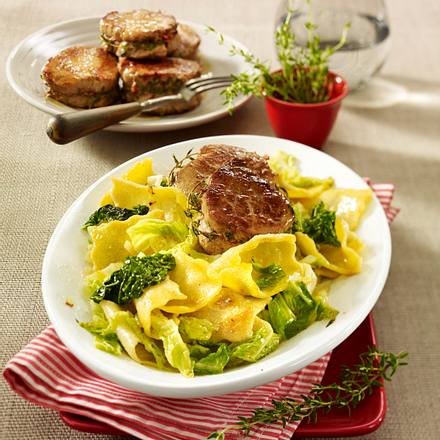 Selbst gemachte Nudelfleckerl mit Wirsing und Schweinemedaillons Rezept