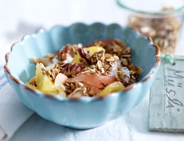 Selbst gemachtes Crunchy-Nuss-Müsli mit Zitrusfrüchten Rezept | LECKER