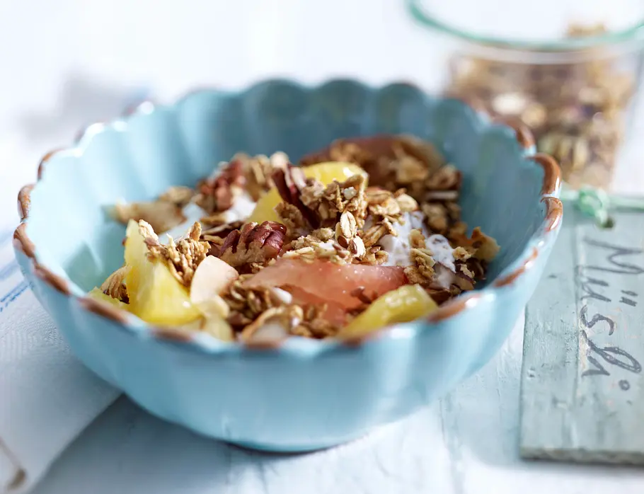 Selbst gemachtes Crunchy-Nuss-Müsli mit Zitrusfrüchten Rezept