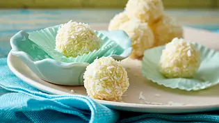 Selbst gemachtes Raffaello Rezept - Foto: LECKER @ Bauer Media Group Selbst gemachtes Raffaello Rezept - Foto: LECKER @ Bauer Media Group