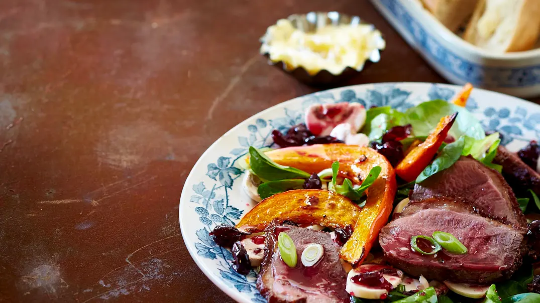 Selbst geräucherte Gänsebrust zu Ofenkürbis Rezept - Foto: LECKER @ Bauer Media Group
