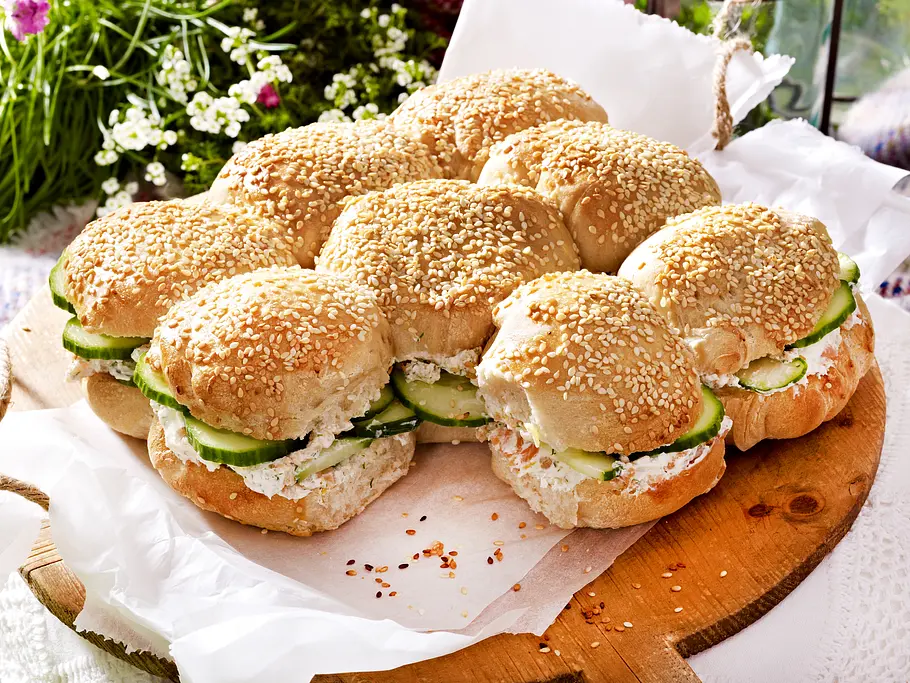 Selbstgebackene Brötchen mit Frischkäse-Lachs-Füllung Rezept
