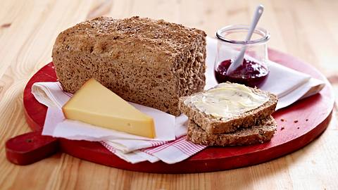 Selbstgebackenes Vollkornbrot Rezept - Foto: House of Food / Bauer Food Experts KG