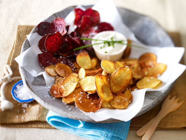 Selbstgemachte Kartoffel- und Rote-Bete-Chips Rezept Selbstgemachte Kartoffel- und Rote-Bete-Chips Rezept