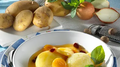 Selbstgemachte Knödel mit Croûtons Rezept - Foto: LECKER @ Bauer Media Group