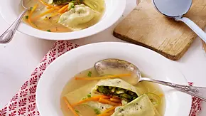 Selbstgemachte Maultaschen mit Mangold-Pilzfüllung in klarer Brühe Rezept - Foto: LECKER @ Bauer Media Group