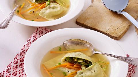 Selbstgemachte Maultaschen mit Mangold-Pilzfüllung in klarer Brühe Rezept - Foto: House of Food / Bauer Food Experts KG