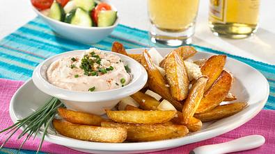 Selbstgemachte Pommes mit Schafskäse-Dip Rezept - Foto: LECKER @ Bauer Media Group
