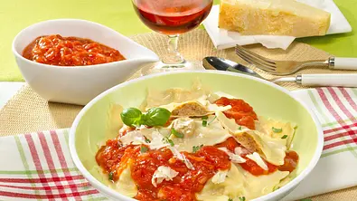 Selbstgemachte Ravioli mit Hackfüllung Rezept - Foto: LECKER @ Bauer Media Group