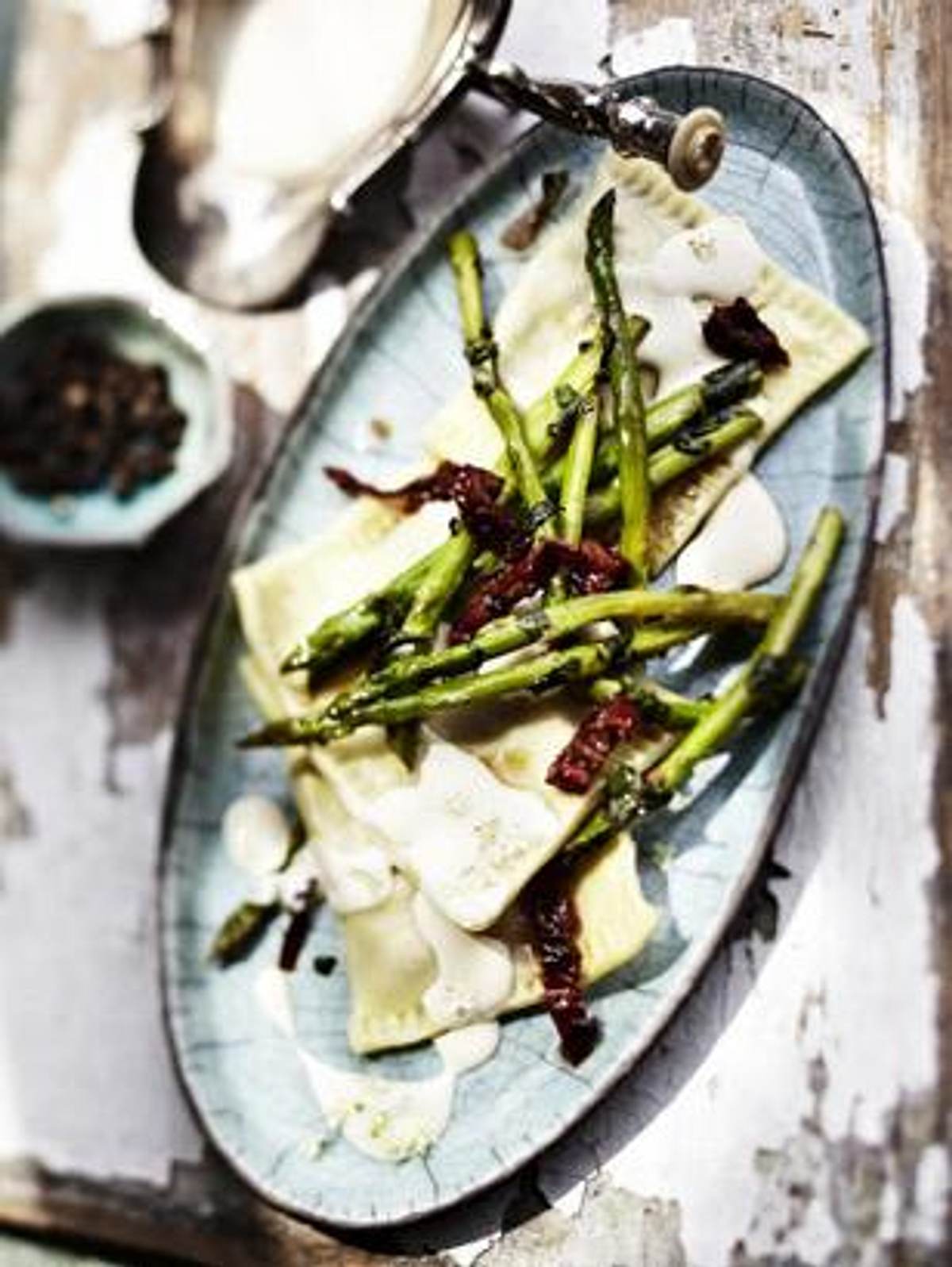 Selbstgemachte Ravioli zu gebratenem Thaispargel und weißer Holunderblüten-Soße Rezept