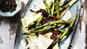 Selbstgemachte Ravioli zu gebratenem Thaispargel und weißer Holunderblüten-Soße Rezept - Foto: LECKER @ Bauer Media Group