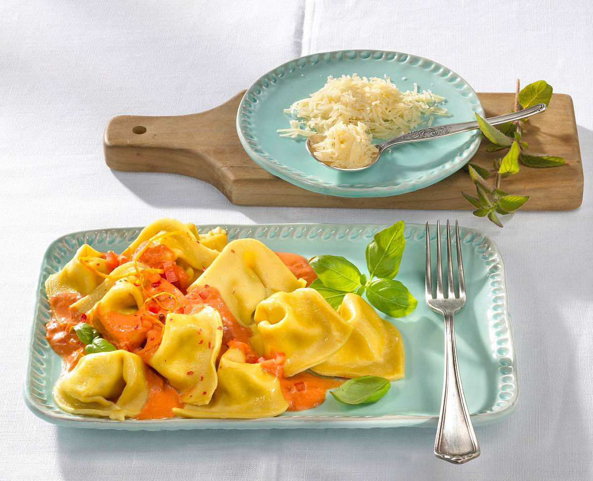 Selbstgemachte Ricotta-Tortellini mit Tomaten-Orangensoße Rezept