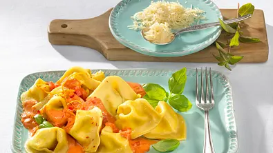 Selbstgemachte Ricotta-Tortellini mit Tomaten-Orangensoße Rezept - Foto: LECKER @ Bauer Media Group
