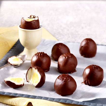 Selbstgemachte Schoko-Creme-Ostereier (Cadbury Eggs) Rezept Selbstgemachte Schoko-Creme-Ostereier (Cadbury Eggs) Rezept