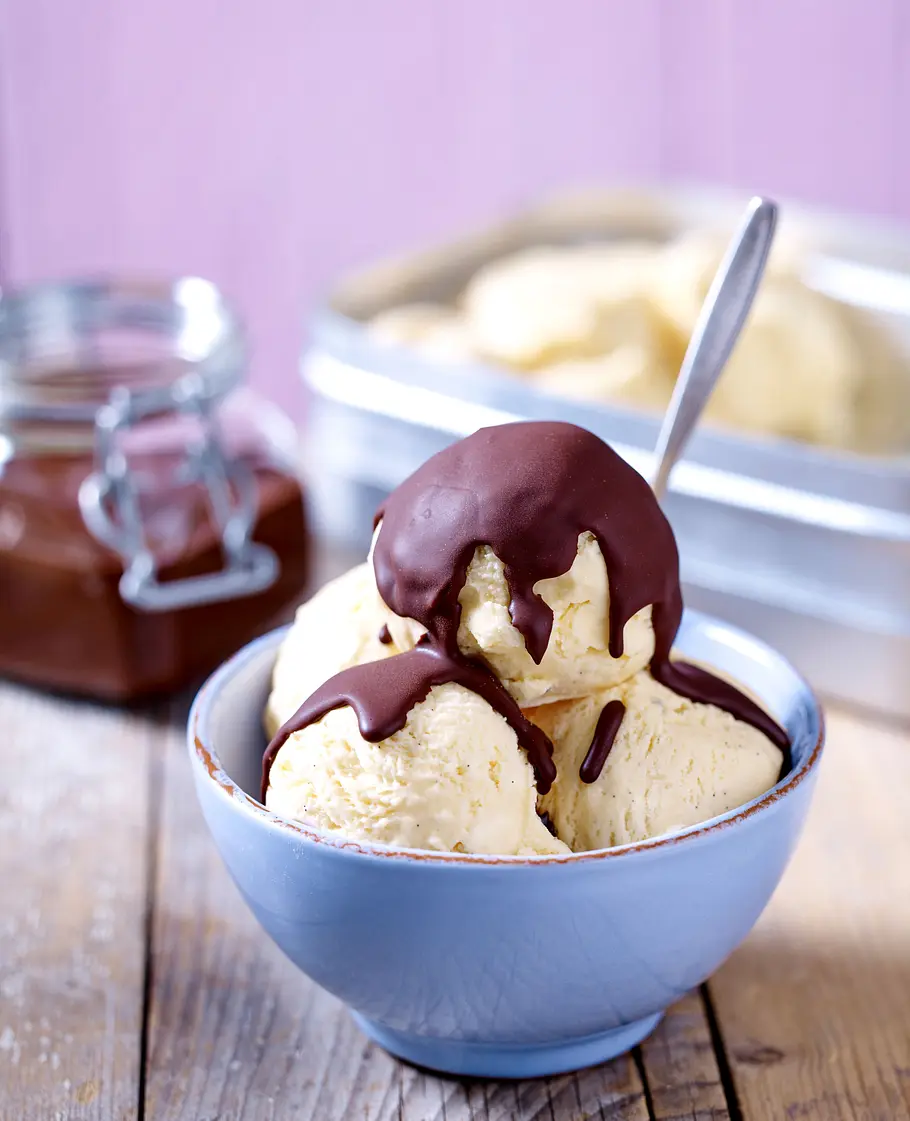 Selbstgemachte Schokoglasur auf Vanilleeis Rezept Selbstgemachte Schokoglasur auf Vanilleeis Rezept
