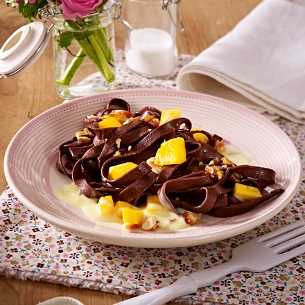 Selbstgemachte Schokoladennudeln mit Mango, karamellisierten Mandeln und Vanillesoße Rezept Selbstgemachte Schokoladennudeln mit Mango, karamellisierten Mandeln und Vanillesoße Rezept