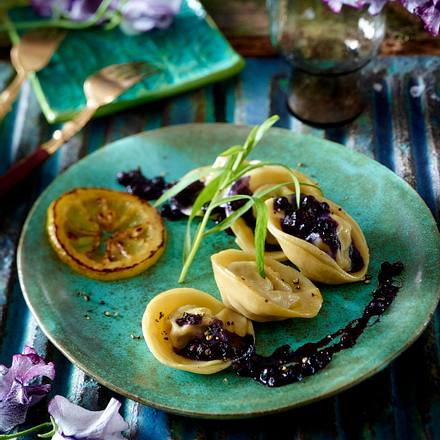 Selbstgemachte Tortelloni mit Heidelbeer-Soße Rezept Selbstgemachte Tortelloni mit Heidelbeer-Soße Rezept
