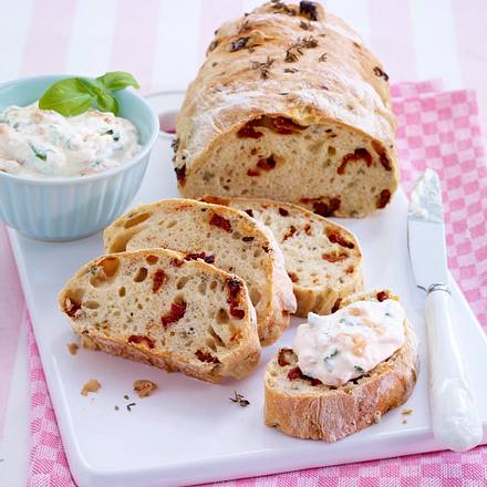 Selbstgemachtes Ciabatta mit Thymian und getrockneten Tomaten zu Räucherlachs-Dip Rezept Selbstgemachtes Ciabatta mit Thymian und getrockneten Tomaten zu Räucherlachs-Dip Rezept