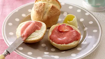 Selbstgemachtes Erdbeer Curd Rezept - Foto: LECKER @ Bauer Media Group
