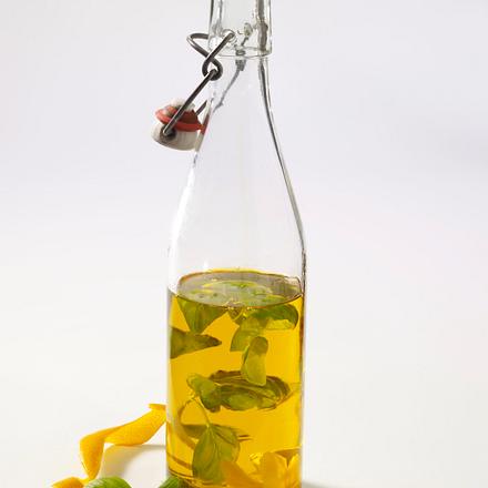 Selbstgemachtes Orangen-Öl mit Basilikum Rezept Selbstgemachtes Orangen-Öl mit Basilikum Rezept