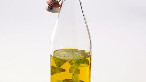 Selbstgemachtes Orangen-Öl mit Basilikum Rezept - Foto: Först, Thomas
