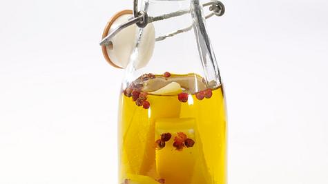 Selbstgemachtes Parmesan-Öl mit Rosa Beeren Rezept - Foto: Först, Thomas