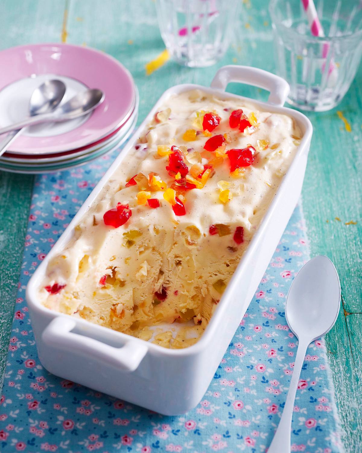 Selbstgemachtes Vanille-Eis mit kandierten Früchten und Kirschwasser Rezept