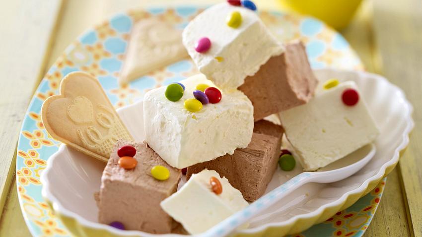 Selbstgemachtes Vanille- und Schoko-Quark-Eis Rezept - Foto: House of Food / Bauer Food Experts KG
