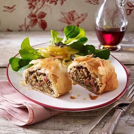 Selchfleisch-Linsen-Strudel mit Kartoffel-Vogerlsalat Rezept