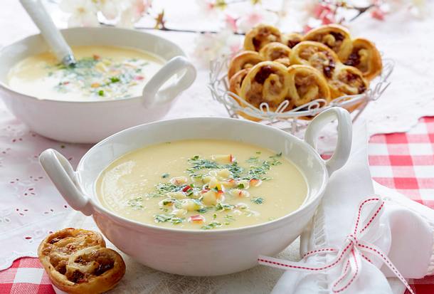 Sellerie-Apfel-Cremesuppe mit würzigen Schweineöhrchen Rezept Sellerie-Apfel-Cremesuppe mit würzigen Schweineöhrchen Rezept