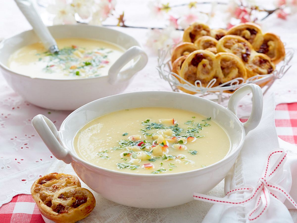 Sellerie-Apfelsuppe mit würzigen Schweineöhrchen Rezept