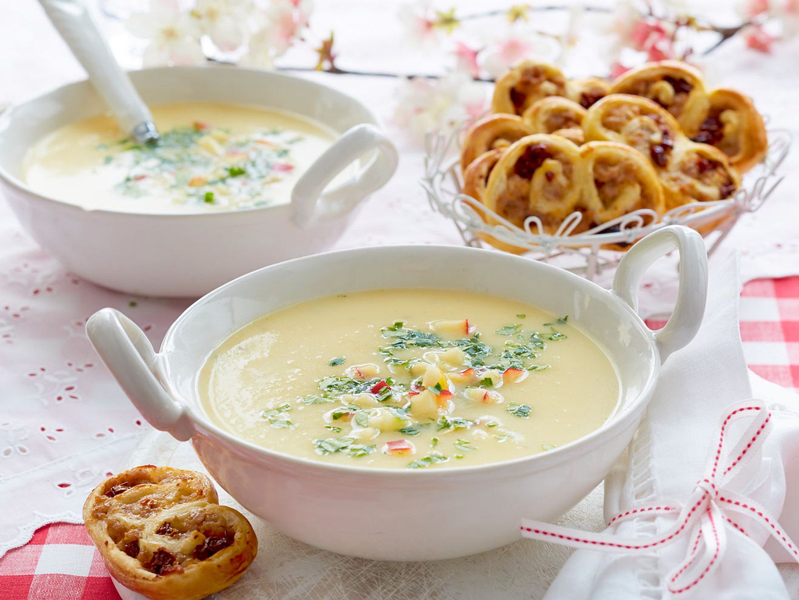 Sellerie-Apfelsuppe mit würzigen Schweineöhrchen Rezept | LECKER